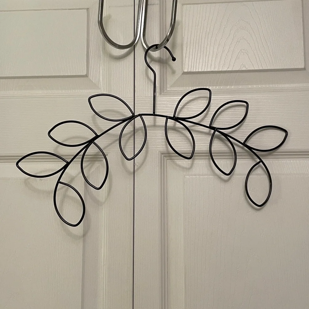 Metal Botanical Leaves Scarf Hanger Excellent Condition